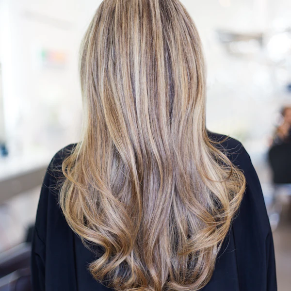 Lange, blonde Wellen mit Balayage von hinten