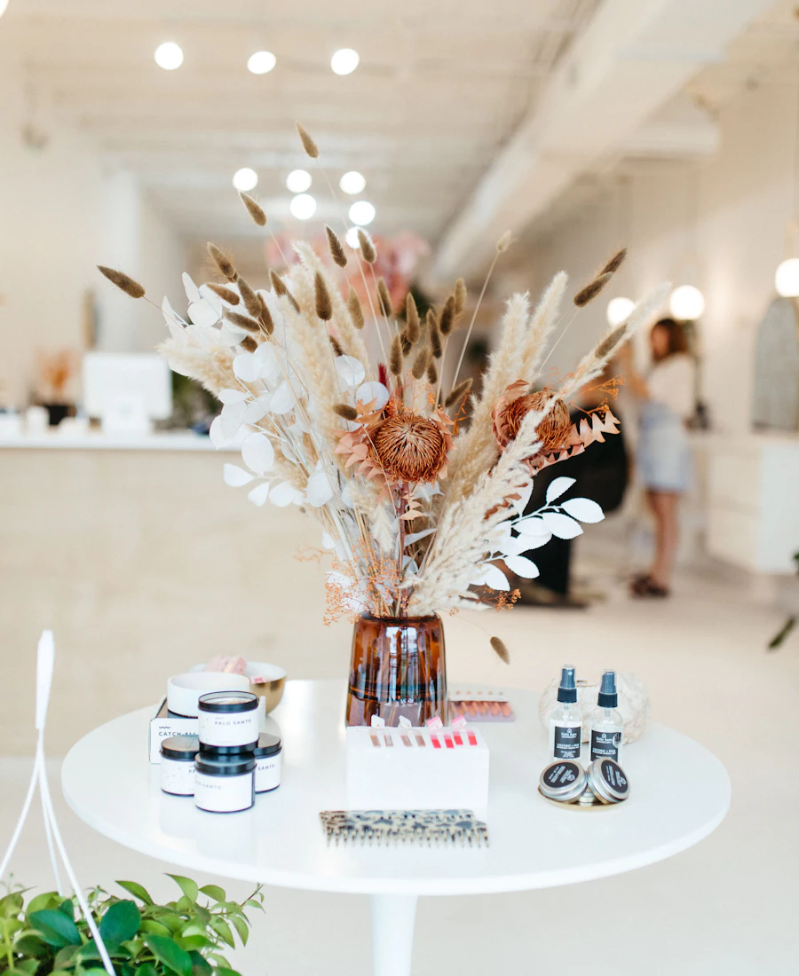 Heller Salon mit einem Strauß Trockenblumen auf dem Tresen