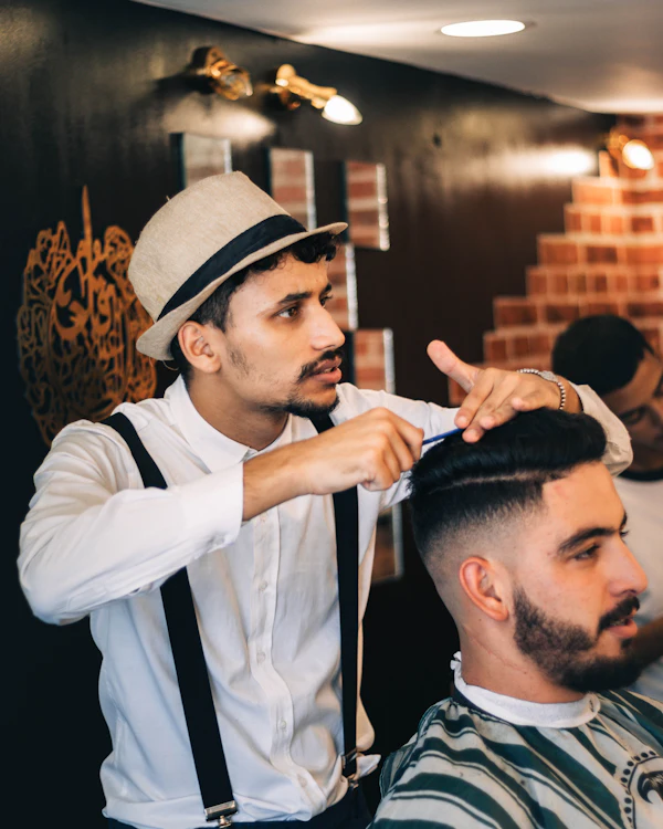 Friseur schneidet einem Kunden die Haare
